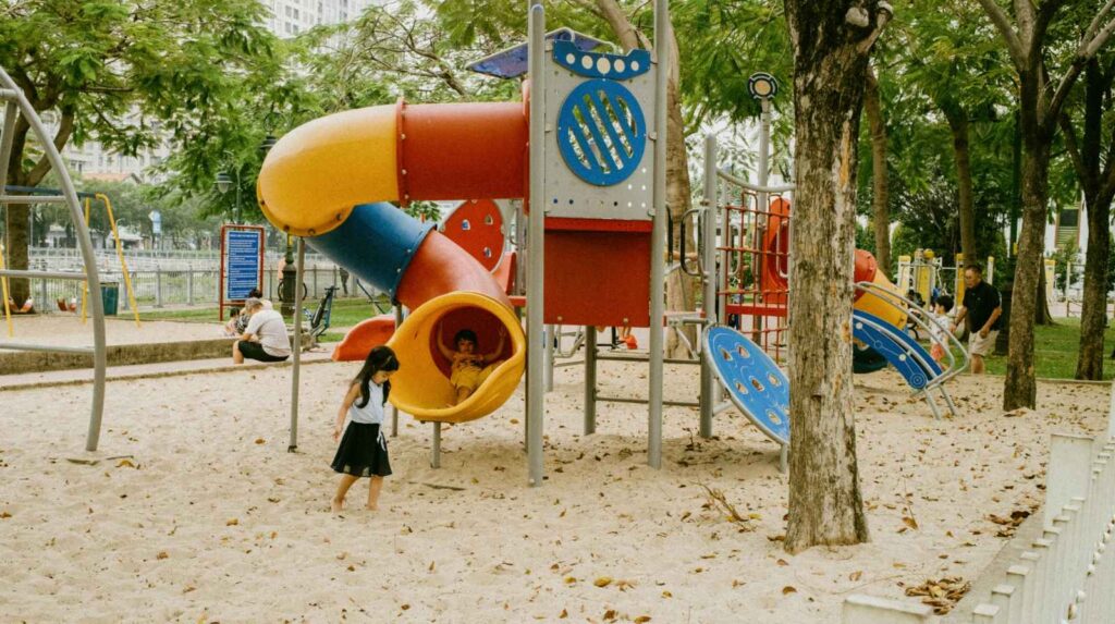 מתקני חצר ומשחק לילדים